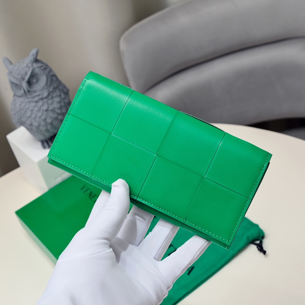 ボッテガヴェネタ財布コピー着用イメージ